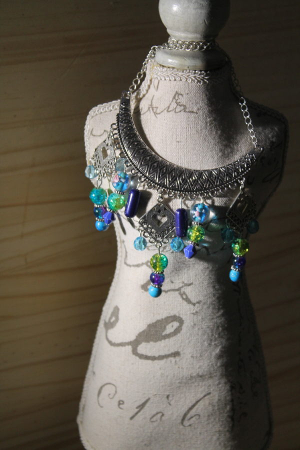 La Chouette Opaline - Bijoux Fantaisies - Femmes - Collier plastron - Bleu vert - plan rapproché