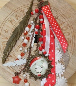 La Chouette Opaline - Bijoux Fantaisies - Marque-page fantaisie plume cuivre - thème Noël - cabochon petite fille bonnet de noel - perles rouge et blanche - rubans et dentelle fleur blanche et rouge