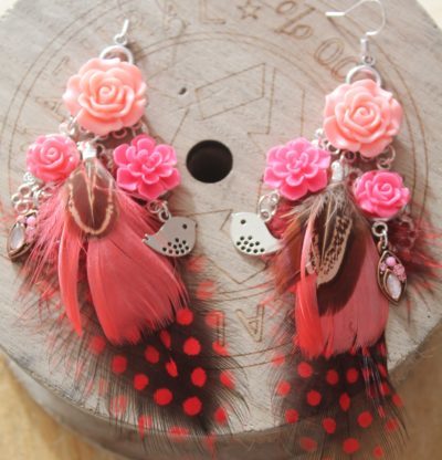 La Chouette Opaline -Boucles d'oreilles fantaisies - Plume à pois rouge et noire - plume rose et Fleurs resine rose